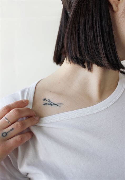 tatuajes pequeños clavicula|Ideas de tatuajes en la Clavícula